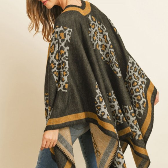 LEOPARD ACCENT PRINT MID THIGH KIMONO - Picture 2 of 5